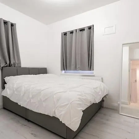 2 Bed Apartment In Wembley, Ealing, London Perivale Exterior photo