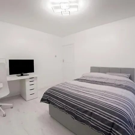 2 Bed Apartment In Wembley, Ealing, London Perivale Exterior photo