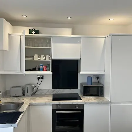 2 Bed Apartment In Wembley, Ealing, London Perivale Exterior photo