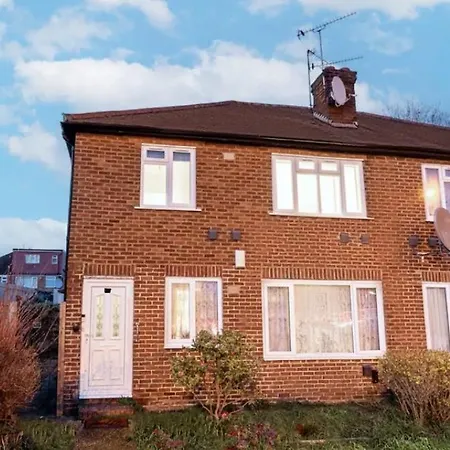 2 Bed Apartment In Wembley, Ealing, London Perivale Exterior photo