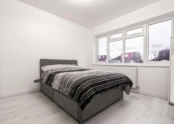 2 Bed Apartment In Wembley, Ealing, London