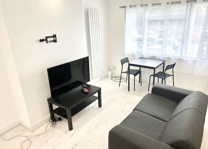 2 Bed Apartment In Wembley, Ealing, London