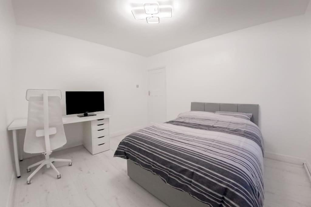 Apartment 2 Bed In Wembley, Ealing, London Perivale