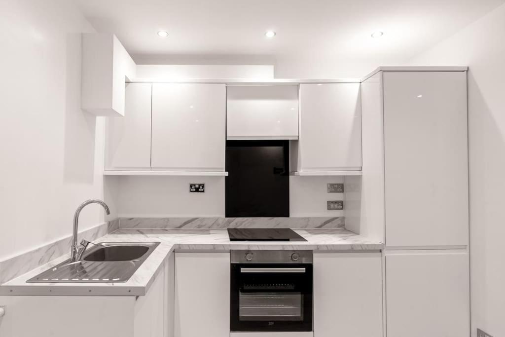 2 Bed In Wembley, Ealing, London