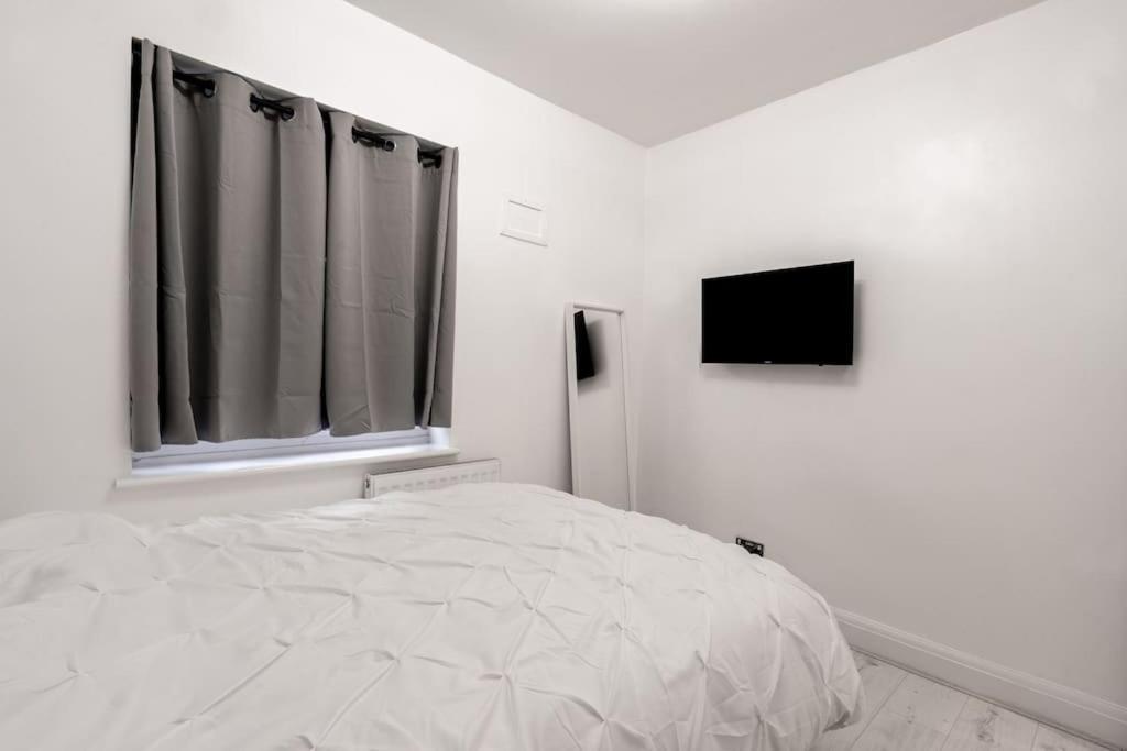 2 Bed In Wembley, Ealing, London * Perivale